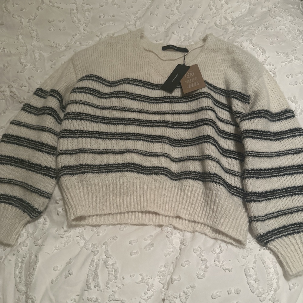 Sweater birch with black striped v neck stripes pullover